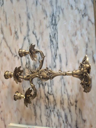 Candelabros de metal dorados