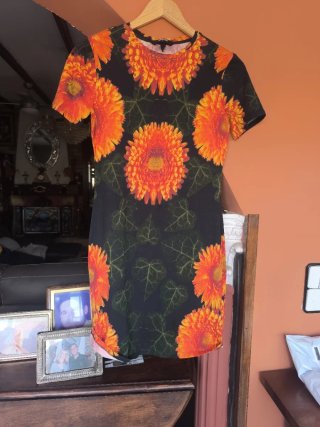 Vestido estampado flores naranja y negro