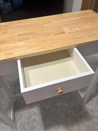 Mesa alta con taburetes
