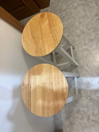 Mesa alta con taburetes