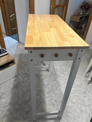 Mesa alta con taburetes