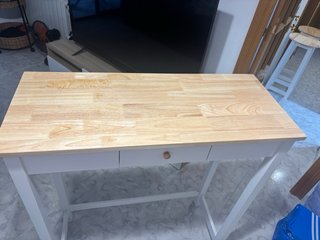 Mesa alta con taburetes