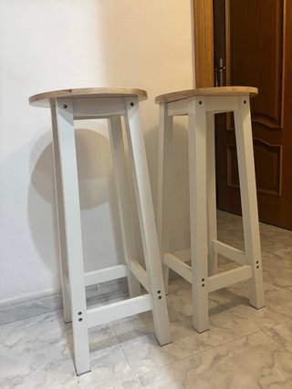Mesa alta con taburetes