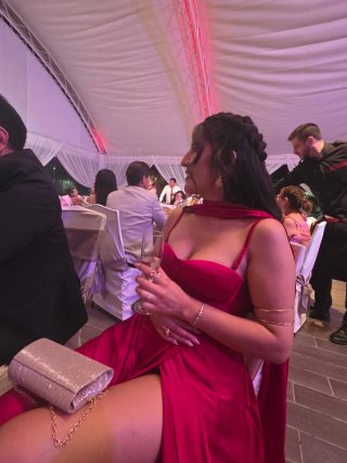 Vestido elegante largo rojo con abertura