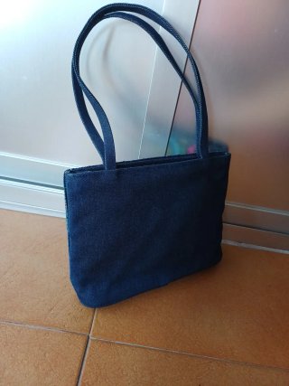 Bolso de mano con abalorios y bordado floral