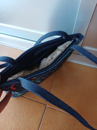 Bolso de mano con abalorios y bordado floral