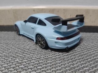 Coche teledirigido azul con mando y ruedas