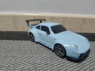 Coche teledirigido azul con mando y ruedas