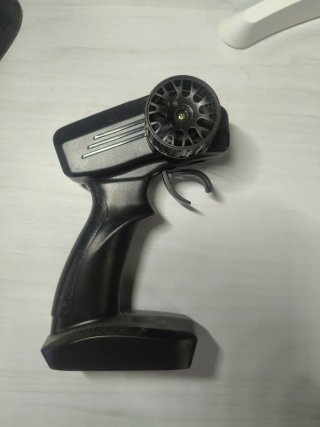 Coche teledirigido azul con mando y ruedas