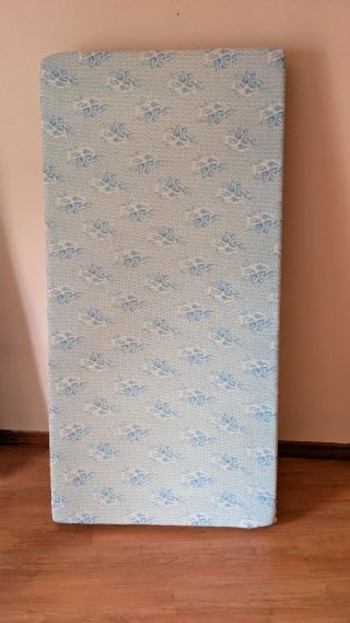 Colchón de goma espuma con estampado floral