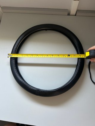 Funda para volante de coche negra.