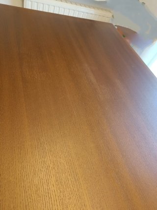 Mesa de comedor extensible de madera.