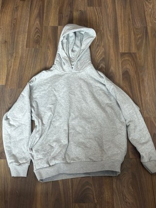 Sudadera básica gris,no tiene marca