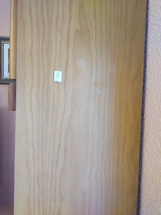 Mueble de madera con puertas y cajones