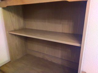 Mueble de madera con puertas y cajones