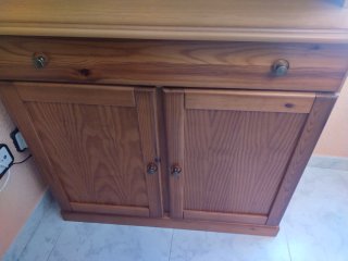 Mueble de madera con puertas y cajones
