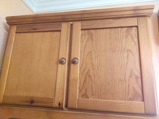 Mueble de madera con puertas y cajones