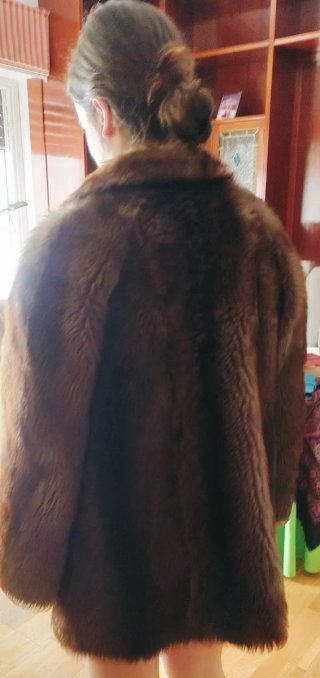Precioso chaquetón de piel natural mutón.