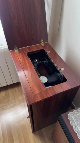 Máquina de coser Alfa vintage con mueble