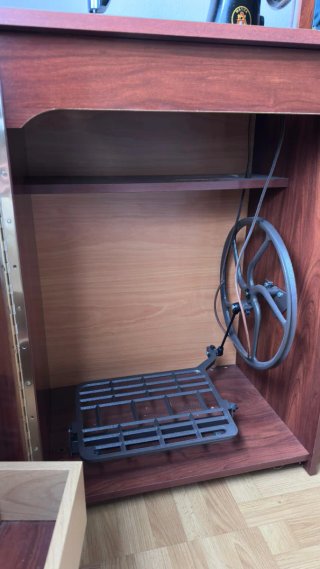Máquina de coser Alfa vintage con mueble