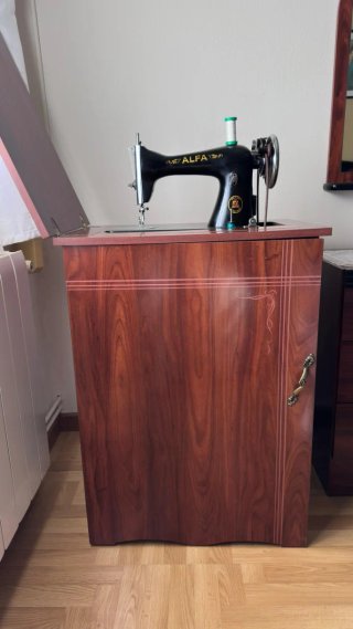 Máquina de coser Alfa vintage con mueble
