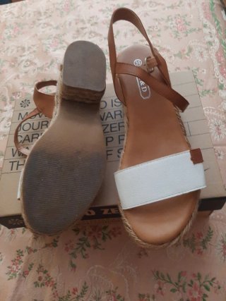 Sandalias cuña A&D blancas y piel talla 38