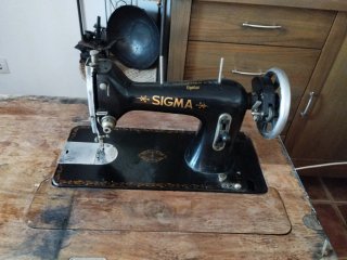 Máquina de coser Sigma antigua.