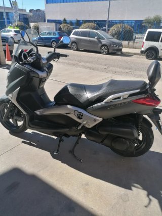 Moto bien conservada, es la XMAX 250 cc