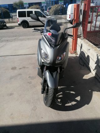 Moto bien conservada, es la XMAX 250 cc