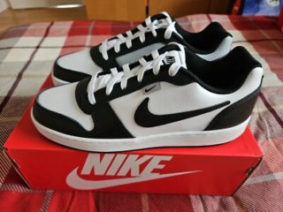 Zapatillas Nike Blancas y Negras