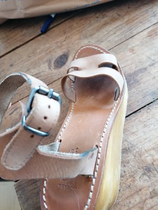 Sandalias de piel y madera