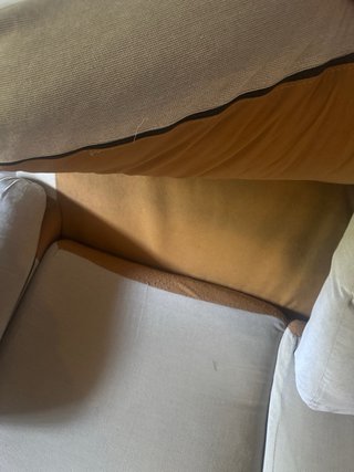 Sofá de tela beige