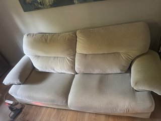 Sofá de tela beige