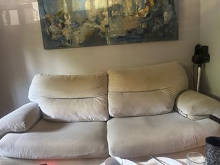 Sofá de tela beige