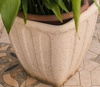 Macetones de piedra y terracota