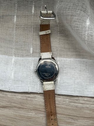 Reloj Guess Blanco y Plateado