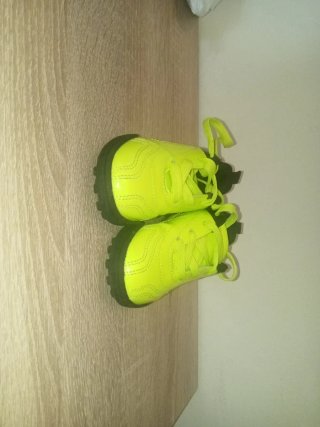 Tacos de fútbol niño amarillo fluorescente