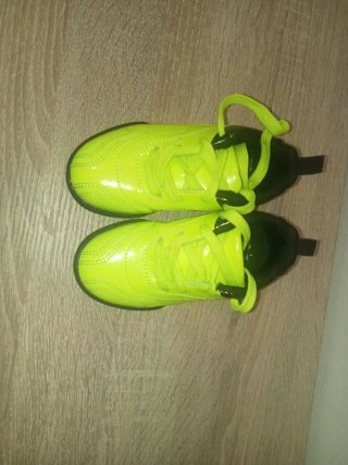 Tacos de fútbol niño amarillo fluorescente