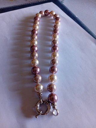 Collar de perlas rosas y moradas