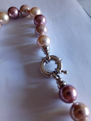 Collar de perlas rosas y moradas