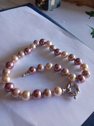 Collar de perlas rosas y moradas