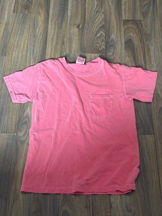 Camiseta vintage roja con bolsillo,no tiene marca