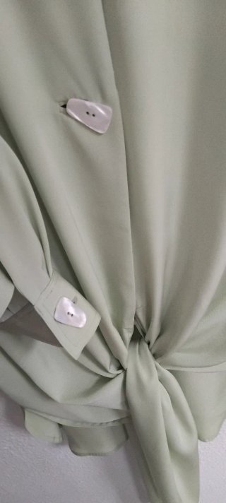 Camisa verde anudada