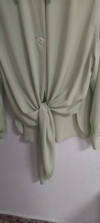Camisa verde anudada