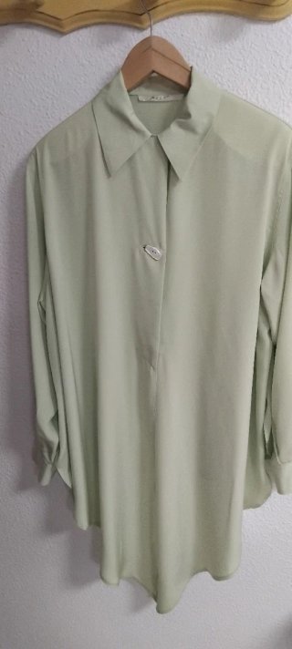 Camisa verde anudada