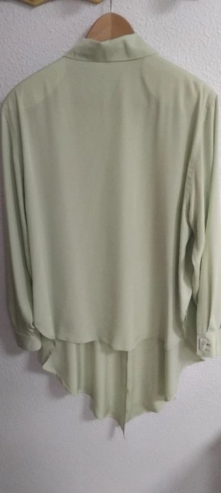 Camisa verde anudada