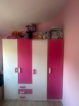 Habitación completa juvenil con armario grande.