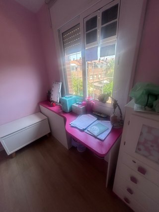 Habitación completa juvenil con armario grande.