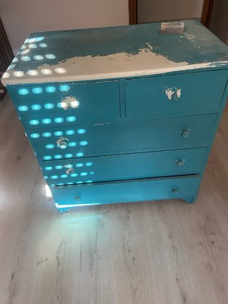 Cómoda azul y blanca de madera