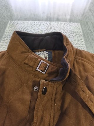 Chaleco sin manga acolchado marrón